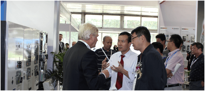 赫茲曼電力參展人員在向南方電網生產部主任介紹產品技術